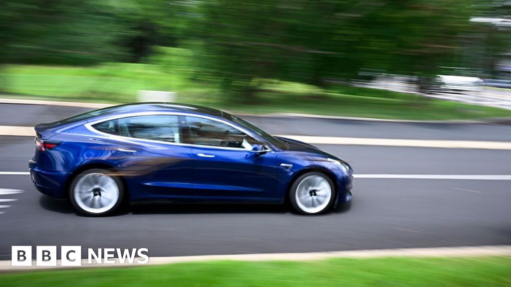 81b11470 a52e 11f0 b741 177e3e2c2fc7 Tesla investigated over self-driving cars on wrong side of road