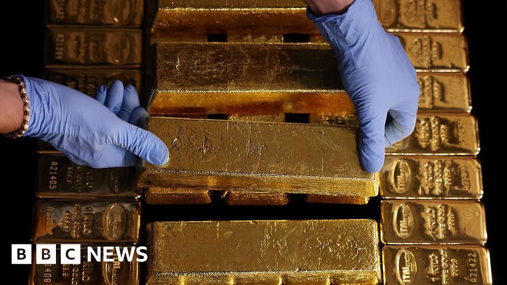 95f02230 a3eb 11f0 90de cfdf69951f7c Gold tops record $4,000 an ounce as uncertainty fuels rally