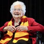 Palestinians return to ruins and US expects hostages freed on Monday as Gaza ceasefire holds