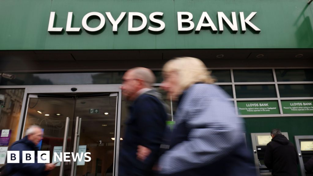 1c5a7f80 bf05 11f0 ae79 17128ffcf575 Lloyds' use of staff bank data during pay talks 'concerning'