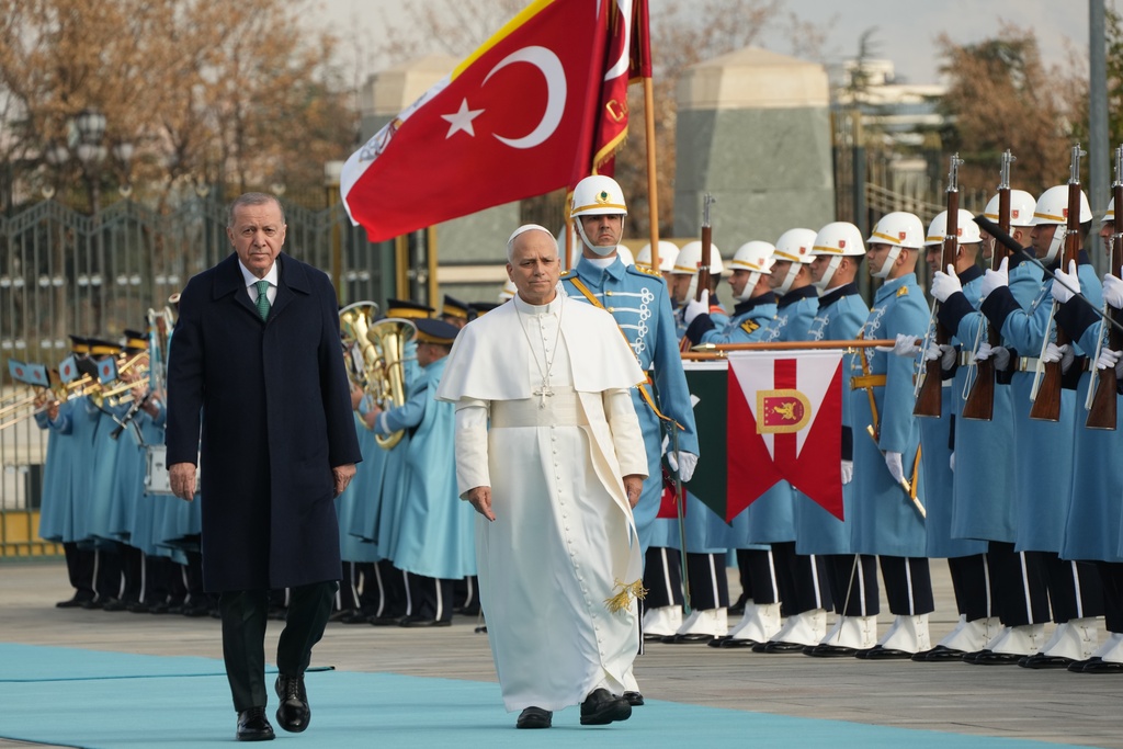 AP25331415183415 Pope Leo urges Erdogan to be a broker for peace