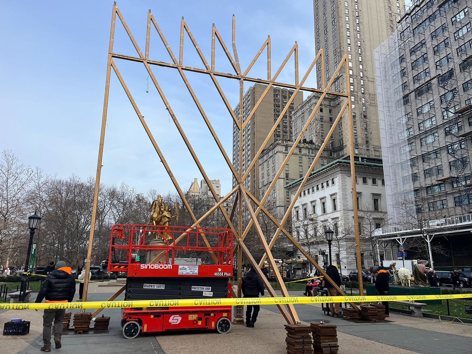webRNS Giant Menorah2 Massive menorah installed in New York City ahead of Hanukkah