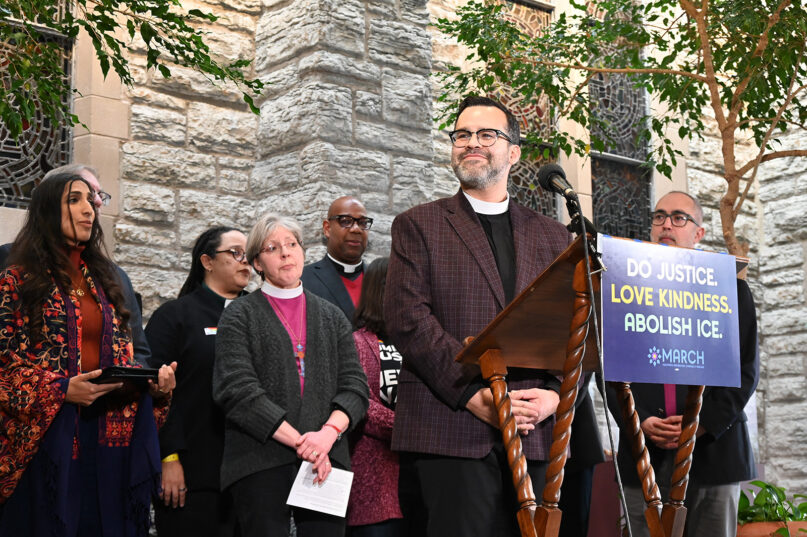 webRNS Minneapolis Clergy7 Hundreds of clergy descend on Minneapolis and go on lookout for ICE